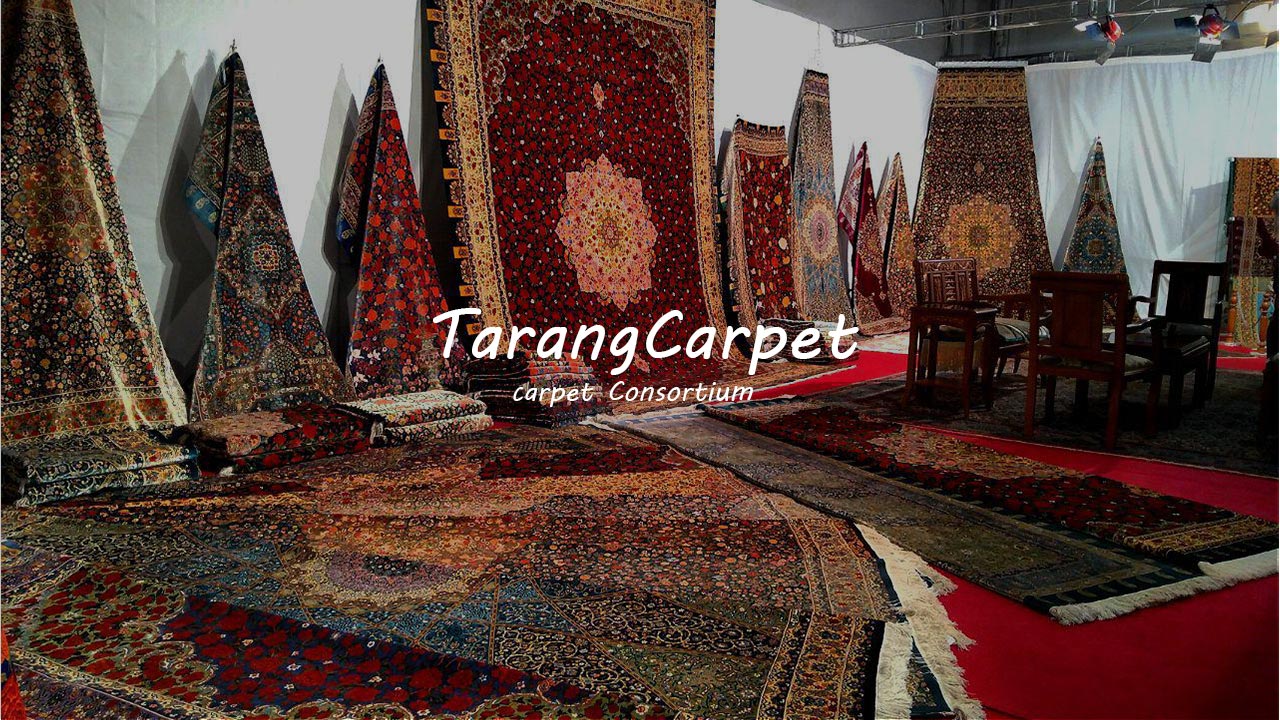 تصویری از چندین فرش دستباف  عرضه شده در نمایشگاه